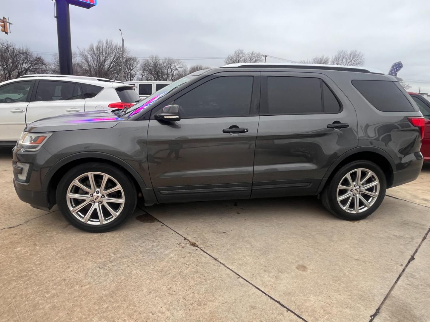 2016 GRAY FORD EXPLORER LIMITED Limited FWD (1FM5K7F84GG) with an 3.5L V6 DOHC 24V engine, 6-Speed Automatic transmission, located at 8101 E. Skelly Dr., Tulsa, OK, 74129, (918) 592-3593, 36.121891, -95.888802 - Photo#1